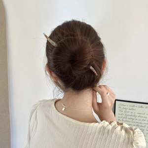 Pic à cheveux élégant avec motif de marbre pour femmes en chignon élégant