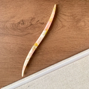 Détail du pic à cheveux marbré rose avec gravure France Handmade sur le côté latéral