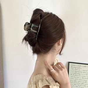 Eleganter Haarklammer aus Acetat mit Schildpattmuster in einer Dutt-Frisur
