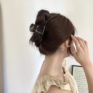Eleganter Haarklammer mit Schildpatt-Muster für einen hohen Dutt bei einem Model