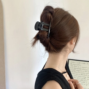 Eleganter großer glänzend schwarzer Haarklammer für festen Halt bei Hochsteckfrisuren