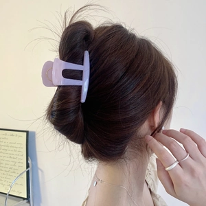 Vue détaillée d'une pince à cheveux lavande coiffant un chignon de style coréen chic