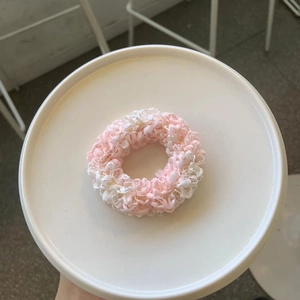 Rosarotes und weißes gestricktes Haargummi mit Rüschen und weicher Wellenstruktur