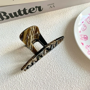 Detail der Haarklammer aus Acetat mit Schildpattmuster und Gravur France Handmade