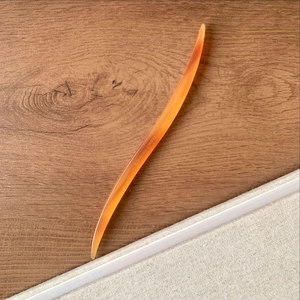 Détail du pic à cheveux orange translucide avec gravure France Handmade élégante
