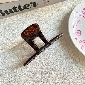 Detail der Goldprägung 'FRANCE Handmade' auf der Acetat-Haarklammer in Schildpatt-Optik