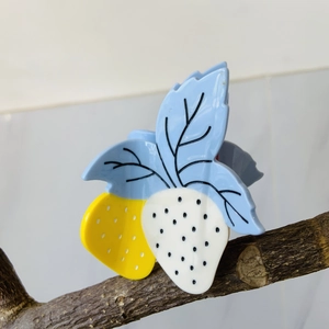 Pince à cheveux fraise en acétate bicolore jaune et blanc sur branche naturelle