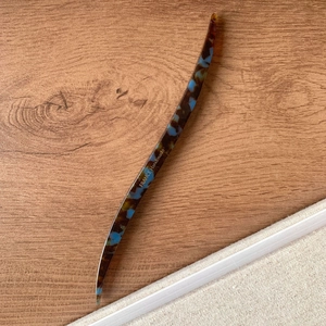 Détail de l'épingle à cheveux artisanale avec motif écaille bleue et logo France