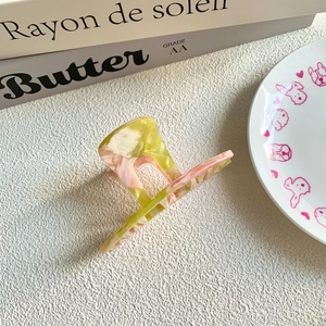 Nahaufnahme der Haarspange aus Acetat mit Marmormuster und France Handmade Logo
