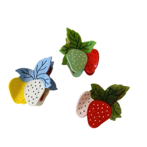 Lot de trois pinces à cheveux fraise en acétate coloré pour coiffure de femmes