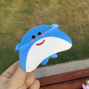 Gros plan d'une pince à cheveux raie manta bleue et blanche en acétate brillant
