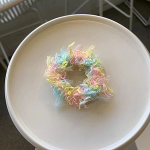 Detail von bonbonfarbenem Falten-Scrunchie mit Spitzen-Mesh in Macaron-Pastelltönen