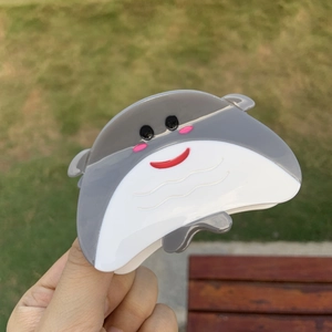 Pince à cheveux raie manta mignonne en acétate avec un design de visage de dessin animé