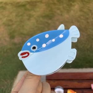 Pince à cheveux crabe fugu bleu en acétate avec pois blancs et petite bouche rouge