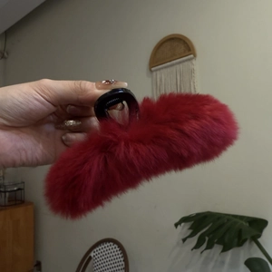 Plüsch Haarspange in Dunkelrot, flauschiges Accessoire für Herbst und Winter mit festem Halt