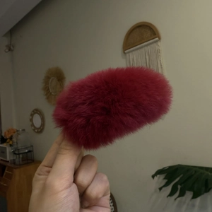 Dunkelrote Plüsch-Haarklammer mit weichem Kunstfell-Finish für Winter-Accessoires