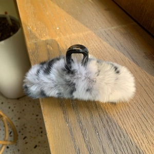 Détail montrant la texture douce de la fausse fourrure et le motif zébré sur cette pince