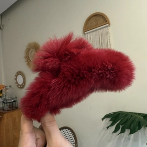 Flauschige dunkelrote Kunstfell-Haarklammer für herbstliche Damenfrisuren