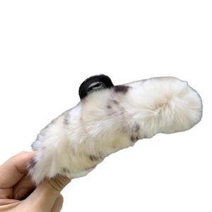Pince à cheveux en fausse fourrure de lapin avec taches grises pour styles d'automne