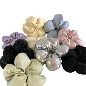Lot de chouchous fleurs élégants en satin et métal dans diverses couleurs vives