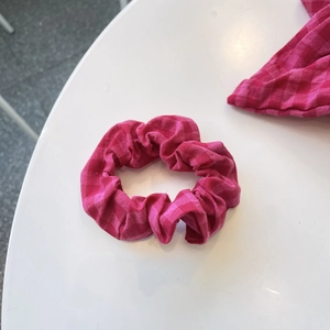 Schicker rosa karierter Haargummi mit klassischem Karomuster und eleganten Stofffalten