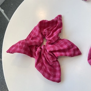 Rosa kariertes Gingham Haargummi mit einer stilvollen Schleife für Damen