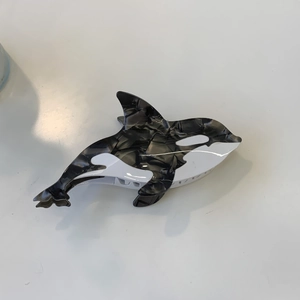 Pince à cheveux baleine orque en acétate avec motif de marbre noir et blanc