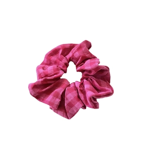 Schicker rosa karierter Scrunchie mit Falten aus Baumwolle für das tägliche Haarstyling