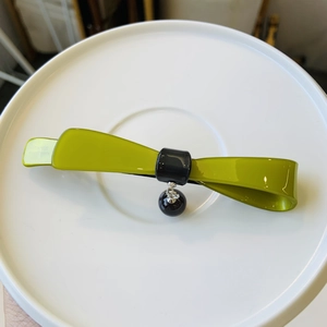 Fermaglio per capelli con fiocco verde oliva e nero e un elegante ciondolo a perla