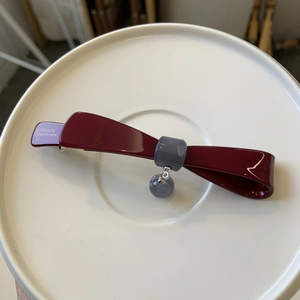 Fermaglio per capelli a fiocco rosso scuro con ciondolo a sfera e scritta fatta a mano