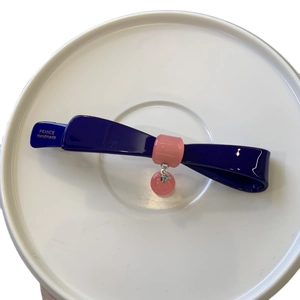 Fermaglio per capelli a fiocco in acetato blu navy con pendente rosa e incisione oro