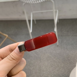 Barrette à cheveux bordeaux en acétate brillant avec base en métal argenté à la main