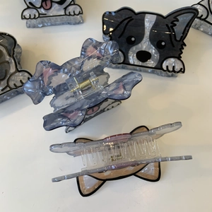 Detailansicht von Comic-Hunde-Haarklammern aus Acetat mit Marmor-Textur von oben