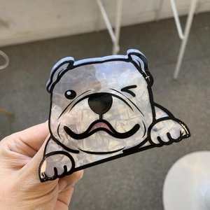 Detaillierte Makroansicht einer Haarspange im Französische Bulldogge Design aus Acetat