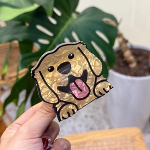 Detail der Golden Retriever Haarklammer aus hochwertigem Acetat mit Perlglanz-Effekt