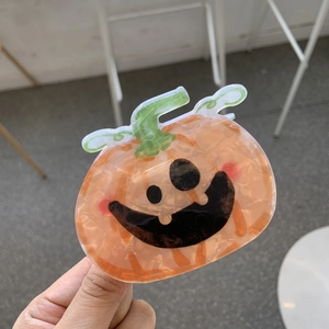 Süße Halloween Kürbis Haarklammer aus orange marmoriertem Acryl mit Gruselgesicht