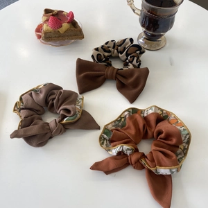 Chouchous de Style Français Imprimé Léopard Floral Avec Nœud Papillon Élastiques à Cheveux en Tissu pour Femmes Filles