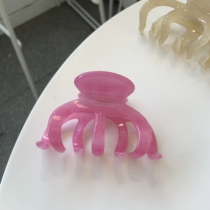 Pince à cheveux rose translucide en acrylique avec étiquette dorée Barrette La France