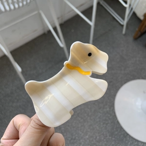 Pince à cheveux motif chien avec rayures crème et détail de collier jaune élégant