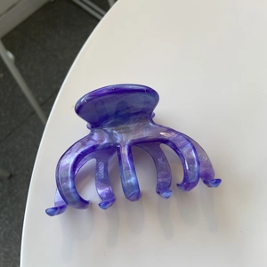 Détail de la grande pince à cheveux marbrée avec gravure Barrette in France stylée
