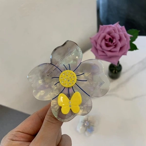 Pinza per capelli a fiore e farfalla in acetato con petali grigi iridescenti e strass