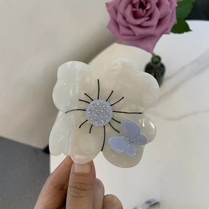 Grande molletta per capelli a fiore bianco perlato con farfalla lilla e strass eleganti