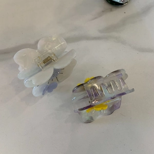 Grandi mollette per capelli in acetato con perle bianche e design a fiori traslucidi