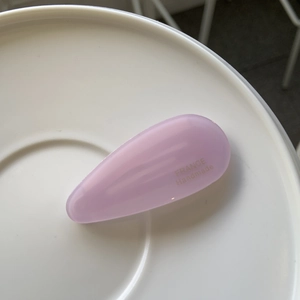 Barrette en acétate lilas avec lettrage doré sur une assiette blanche, fait main