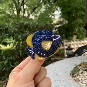 Pince à cheveux poisson tropical en acétate bleu et jaune pour un style marin mignon