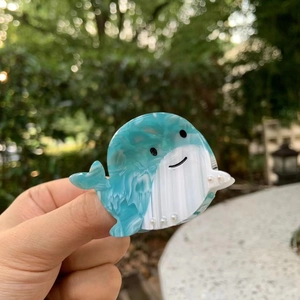 Pince à cheveux baleine mignonne en acétate avec motif marbré bleu et petits détails