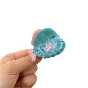 Pince à cheveux baleine en acétate avec texture marbrée bleue et nageoires roses