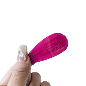 Barrette à cheveux goutte d'eau en acétate rouge rose translucide avec texte doré