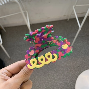 Pince à cheveux colorée en acétate avec motif de cœur et design de pixels fleuris