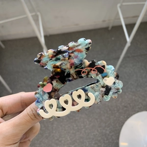 Pince à cheveux colorée en acétate avec motif cœur et texture peinture à l'huile